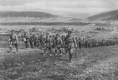 Ostfront 1. Weltkrieg: Deutsche Truppen beim Vormarsch in das Laborcztal