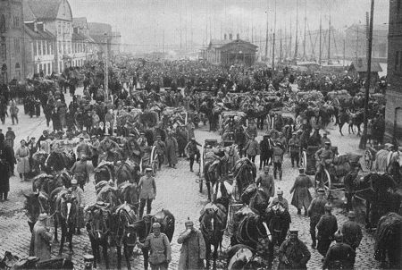 Ostfront 1. Weltkrieg: Der Hafenplatz in Libau nach dem Einmarsch der deutschen Truppen