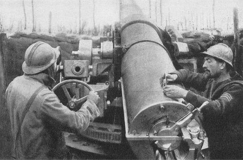 Ein franzsisches 16-cm-Geschtz an der Sommefront wird eingerichtet