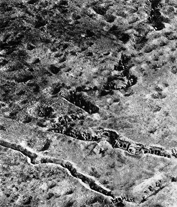 Fliegeraufnahme deutscher Verbindungsgr�ben bei Vermandovillers