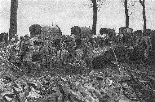 Auf einer Nachschubstra�e hinter der Sommefront