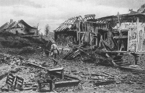 Westfront 1. Weltkrieg: Die Hindenburgstra�e in Combles (Sommefront) nach dem Fall des Ortes