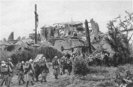 Franzsische Reserven passieren auf dem Weg in die Sommeschlacht die zerstrte Zuckerfabrik von Fontaine-de-Cappy