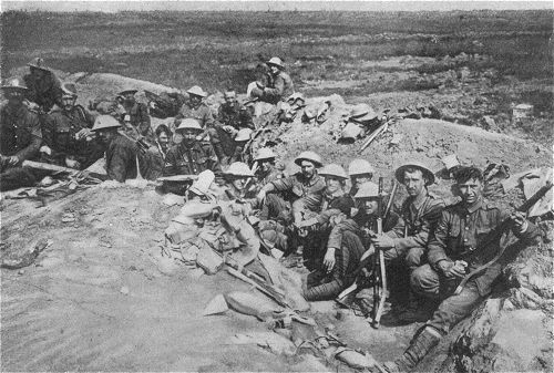 Westfront 1. Weltkrieg: Englische Infanterie bei Guillemont (Sommefront)