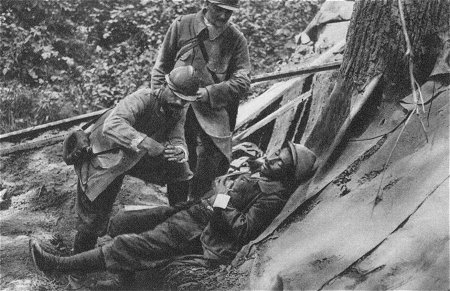 Westfront 1. Weltkrieg: Erste Hilfe f�r einen bei der Monacu-Ferme verwundeten Franzosen
