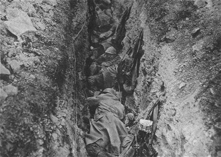 Westfront 1. Weltkrieg: Franz�sische Reserven schlafen in einem Graben des Borrus-Waldes bei Verdun