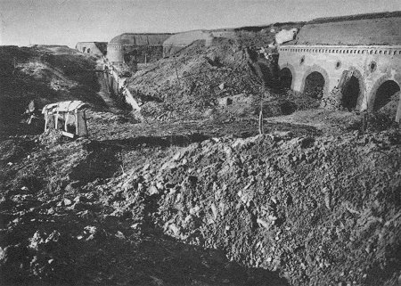 Das Fort Douaumont vor Douaumont