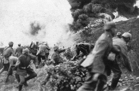 Schlacht um Verdun: Deutsche Infanterie mit Flammenwerfern im Angriff auf die Hhe "Toter Mann"