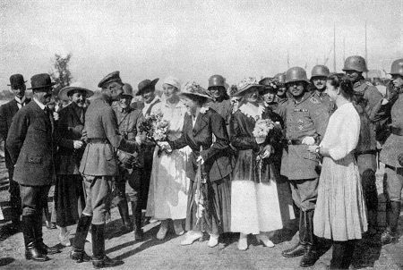 Ostfront 1917: Begrung deutscher Offiziere durch Zivilbevlkerung in Riga