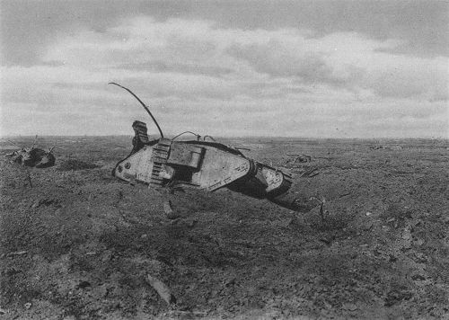 Der 1. Weltkrieg: Zerstörter englischer Tank bei Zillebeke (Flandern)