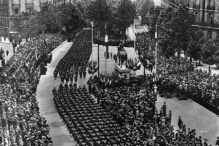 Amerikanische Truppen paradieren am Unabhängigkeitstag durch Paris