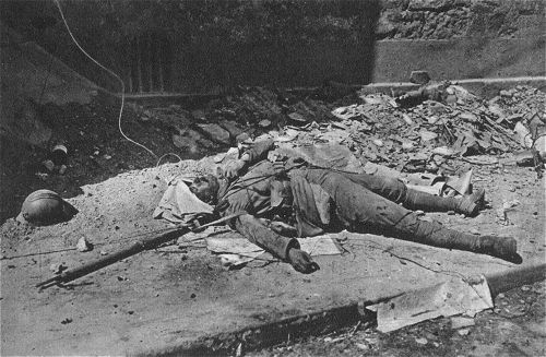 Der 1. Weltkrieg: Ein im Straenkampf in Soissons gefallener Franzose