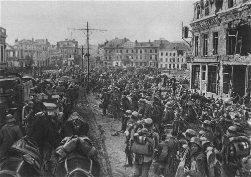 Deutsche Artillerie und Infanterie in St. Quentin bei Beginn der "Groen Schlacht in Frankreich"