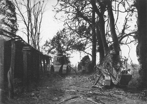 Der 1. Weltkrieg: Französische Tanks in Erwartung des Angriffsbefehls