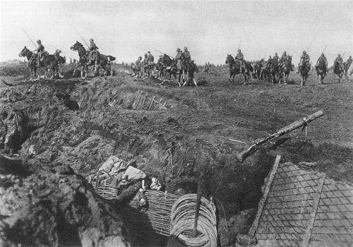 Die deutsche Offensive 1918: Deutsche Divisionskavallerie �berschreitet nach dem Sturm die ersten englischen Gr�ben